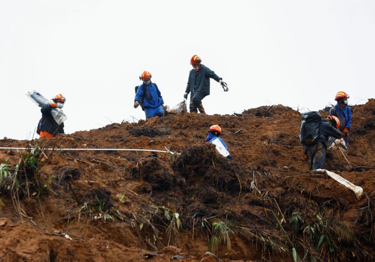 Searching for the second black box of the plane that crashed in China #2