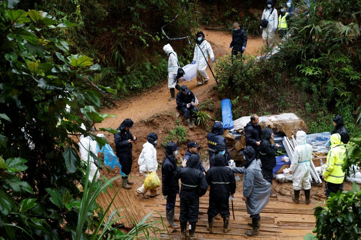 Searching for the second black box of the plane crashed in China #3