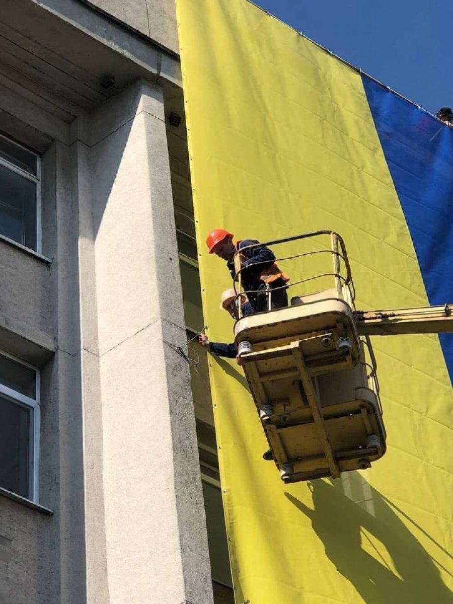 Ukrainian flag hangs again in Kherson #2