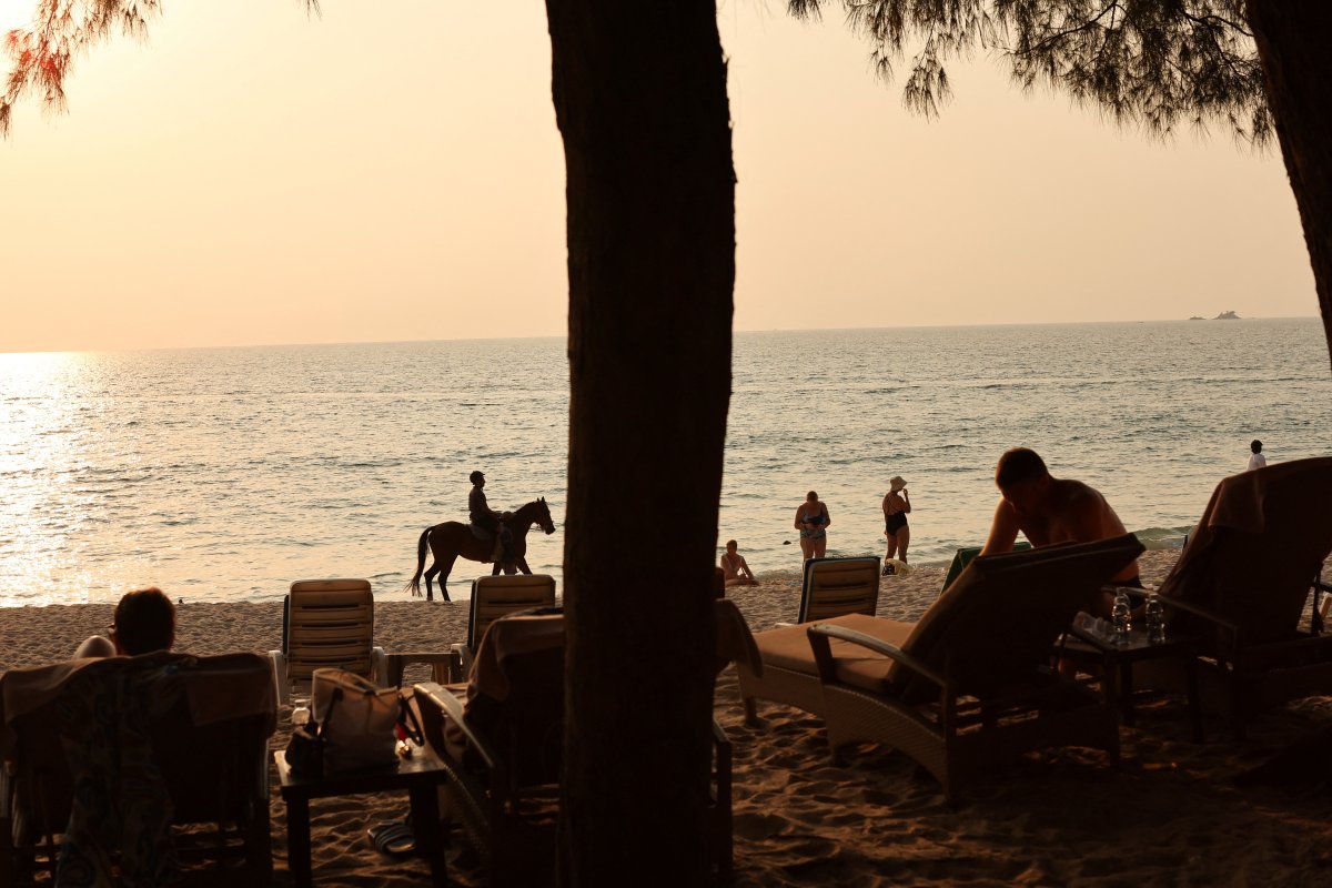 Russian tourists stranded in Thailand #5