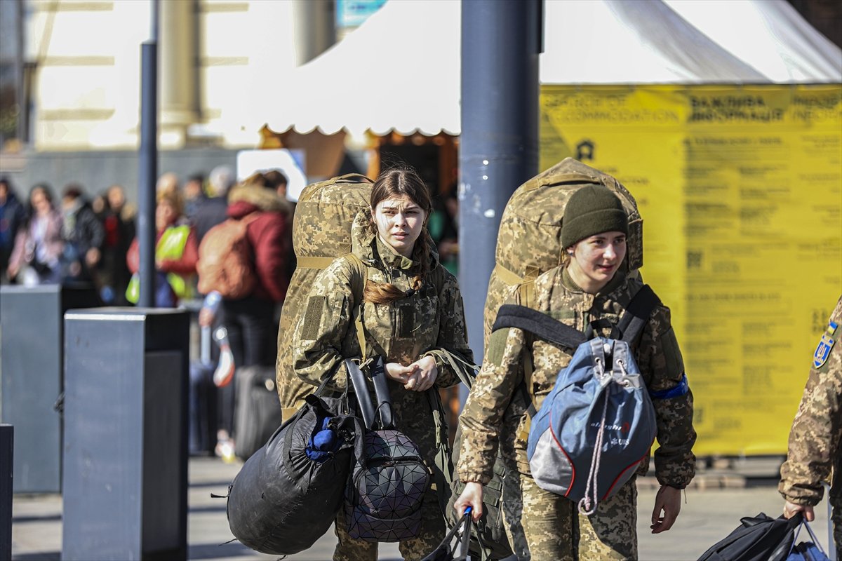 Ukrainians continue to enlist in the army #1