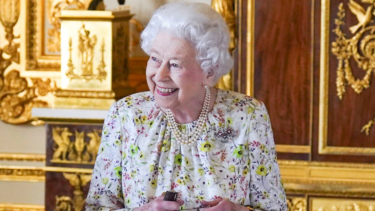 Queen Elizabeth spotted with her walking stick Kimdeyir