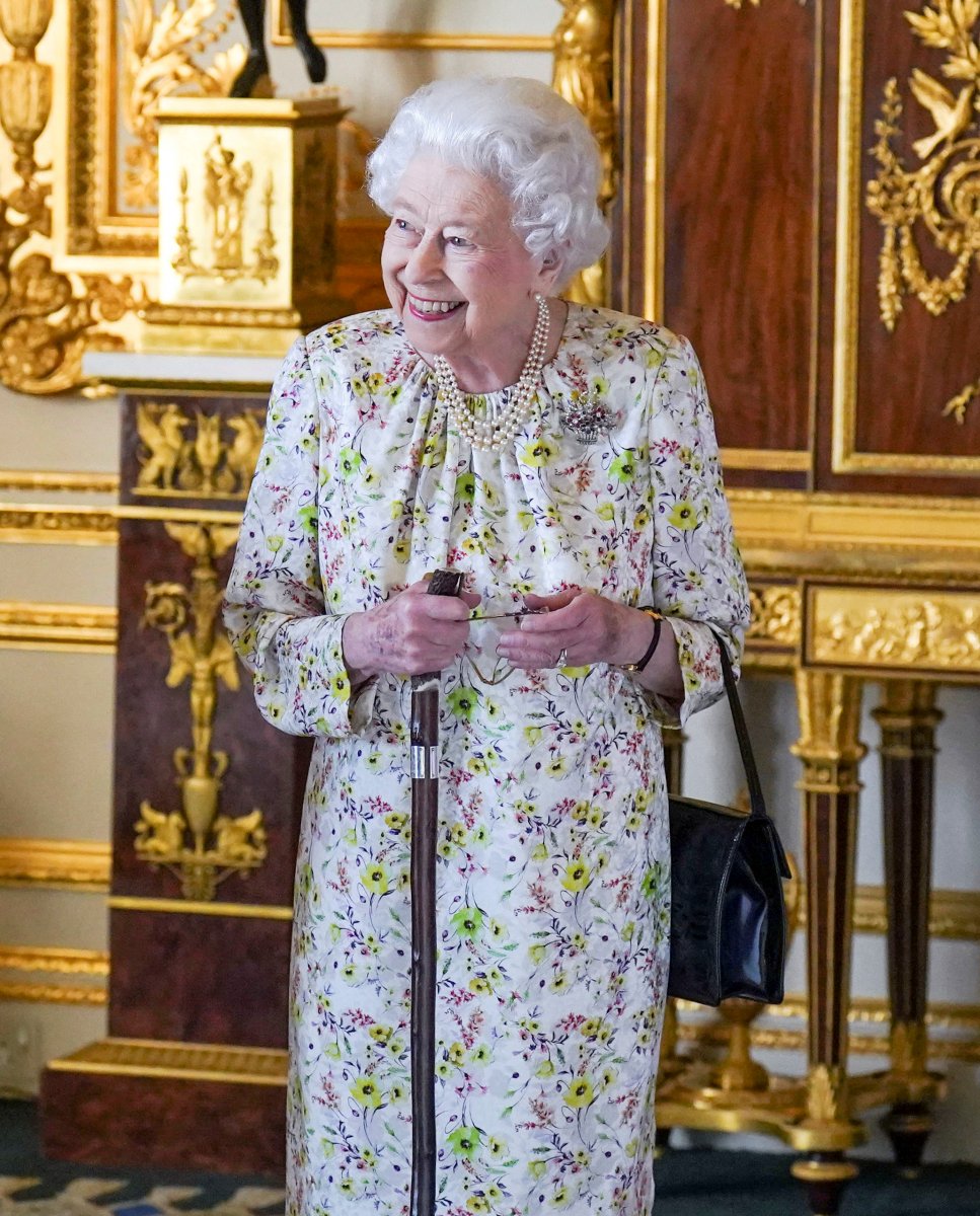 Queen Elizabeth spotted with her walking stick #5