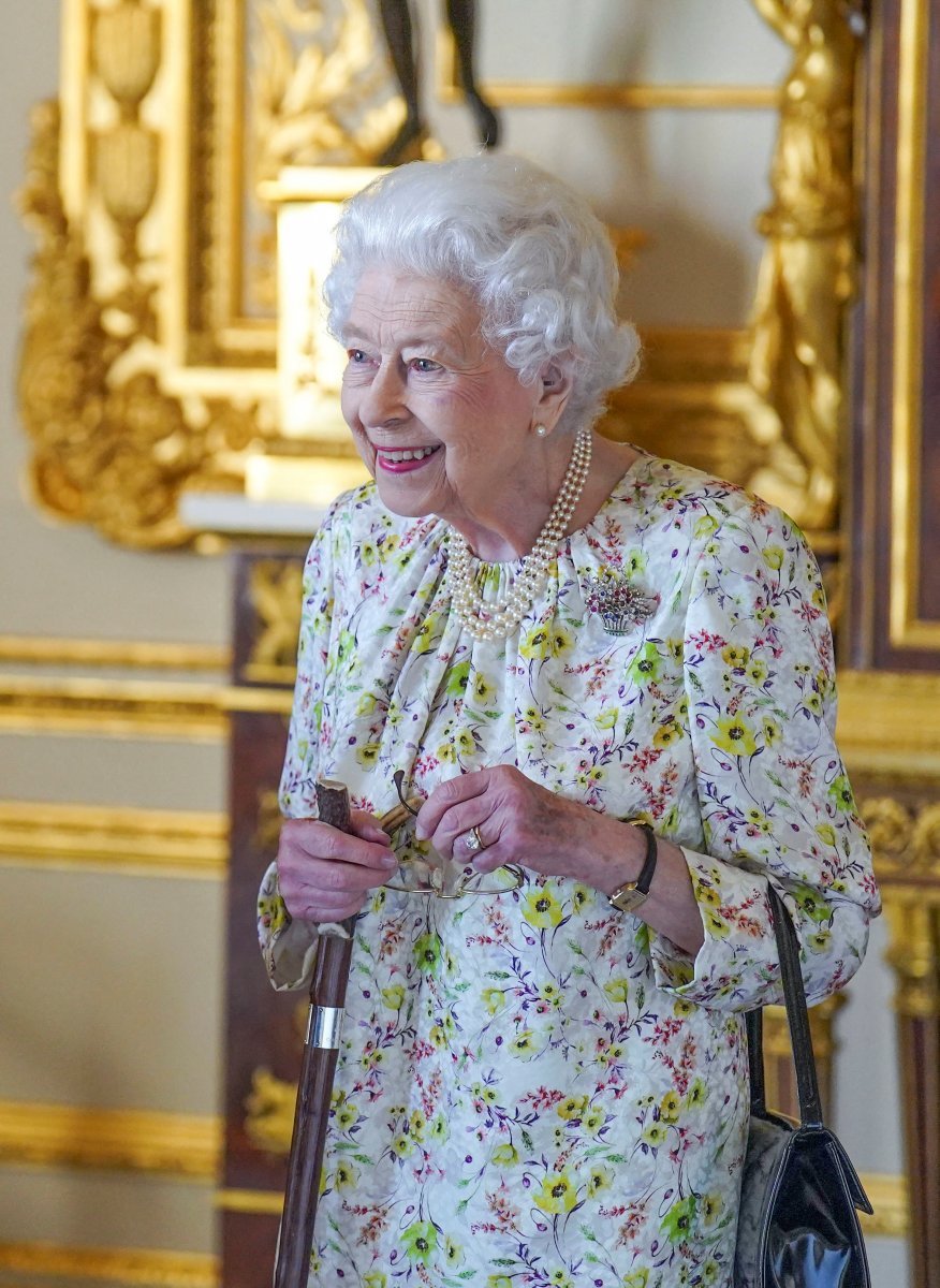 Queen Elizabeth spotted with her walking stick #4