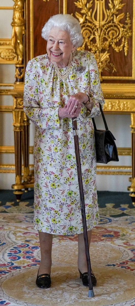 Queen Elizabeth spotted with her walking stick #6