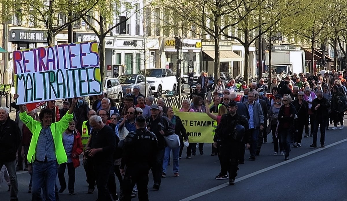 Retirees asking for a raise took to the streets in France #4