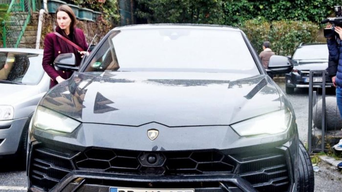 Mesut Özil in eşi Amine nin yeni arabası #1
