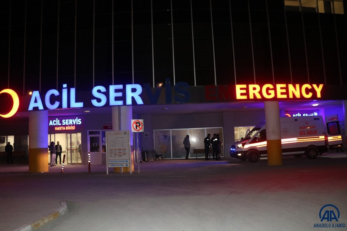 Erzincan da yolcu otobüsü devrildi: 1 ölü 32 yaralı #3
