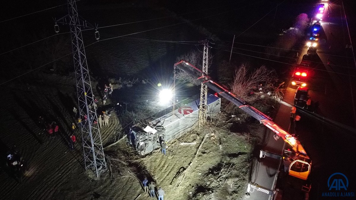 Erzincan da yolcu otobüsü devrildi: 1 ölü 32 yaralı #9