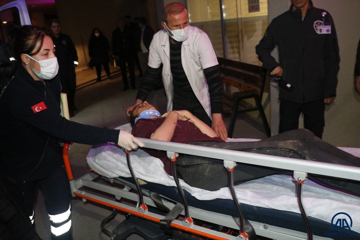 Erzincan da yolcu otobüsü devrildi: 1 ölü 32 yaralı #2