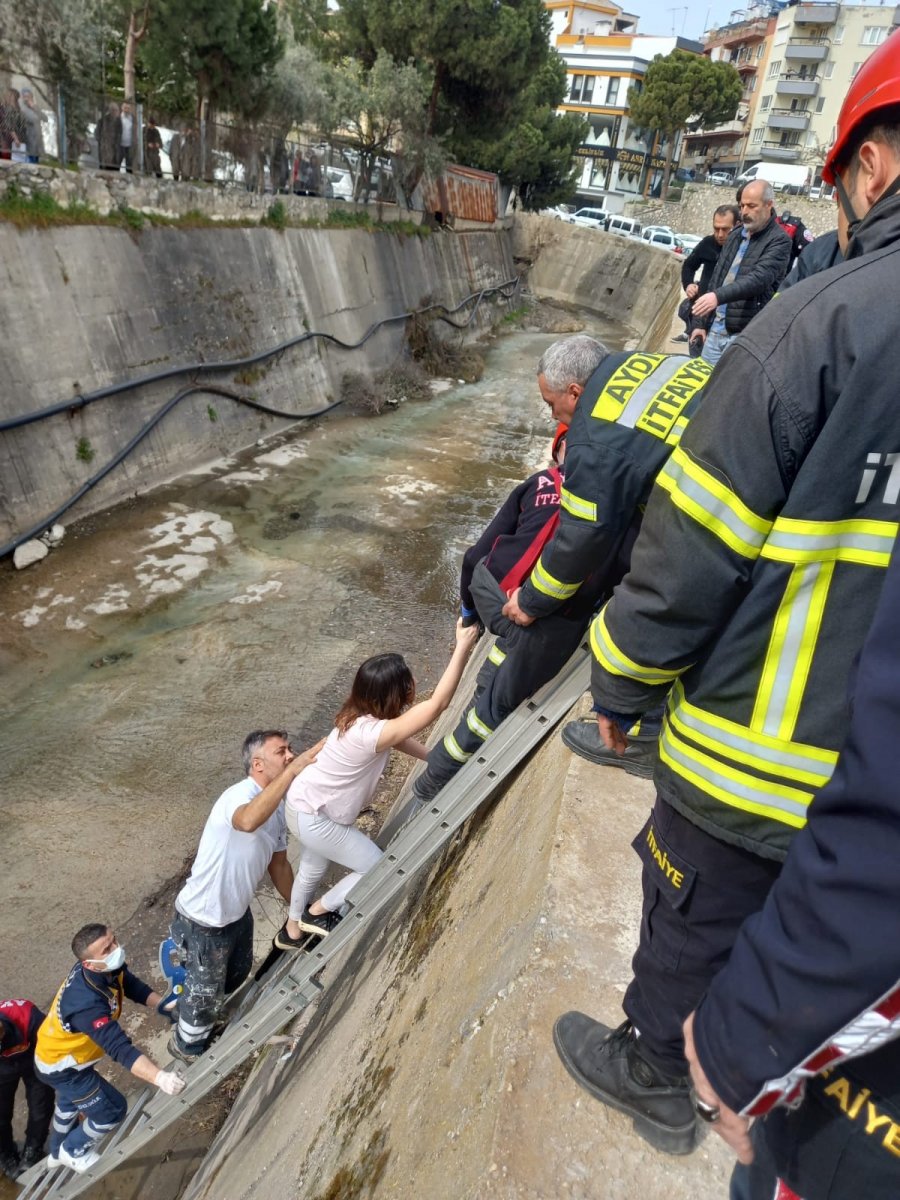 İzmir de 5 metre yükseklikten dereye düşen genç kız kurtarıldı #2