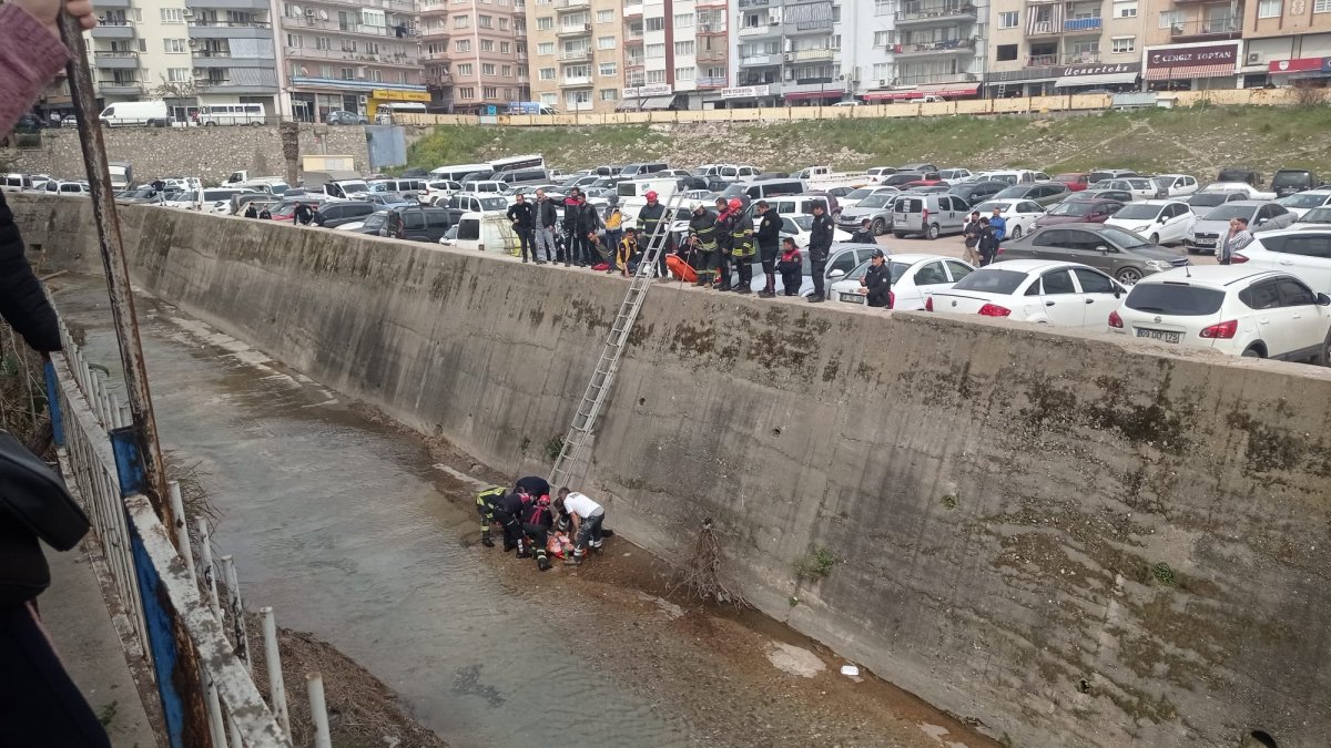 İzmir de 5 metre yükseklikten dereye düşen genç kız kurtarıldı #1