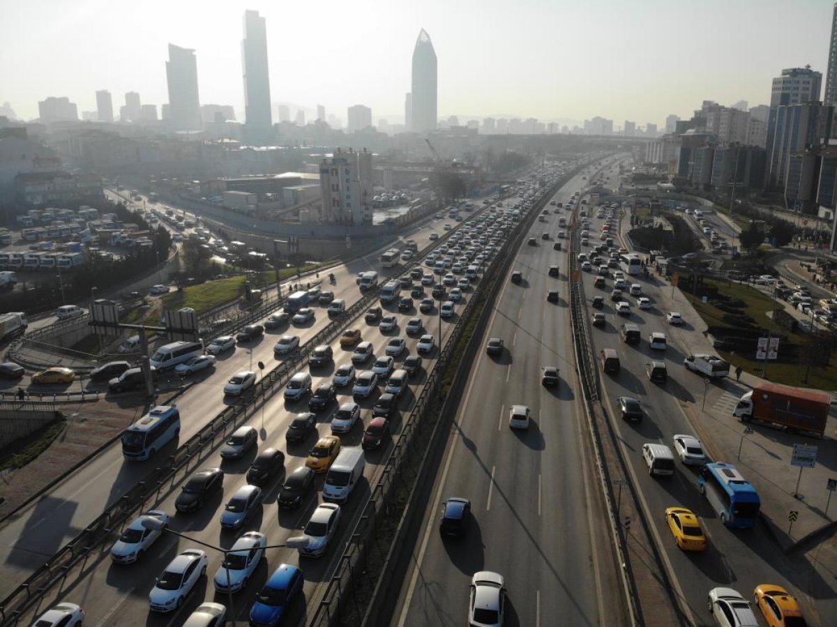 İstanbul’da trafik yüzde 60’ı buldu #1