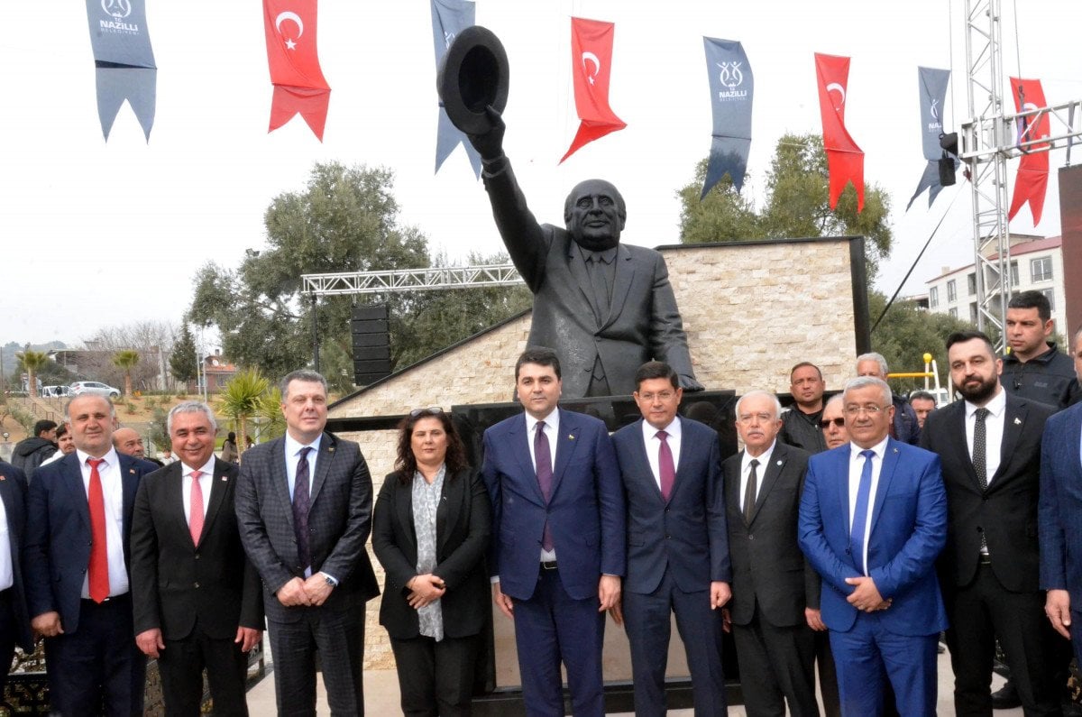 İyi Partili Nazilli Belediyesi nden Süleyman Demirel heykeli  #1