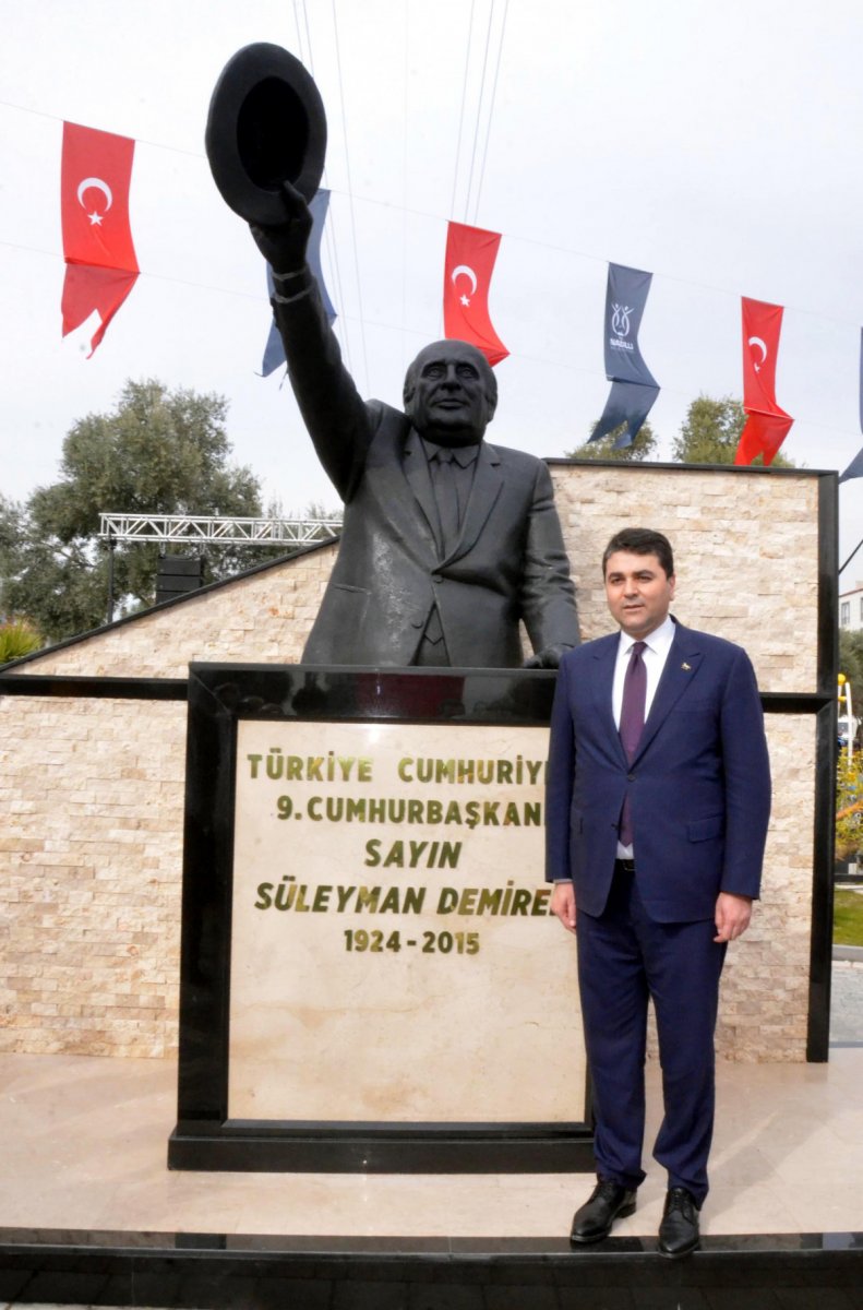 İyi Partili Nazilli Belediyesi nden Süleyman Demirel heykeli  #4