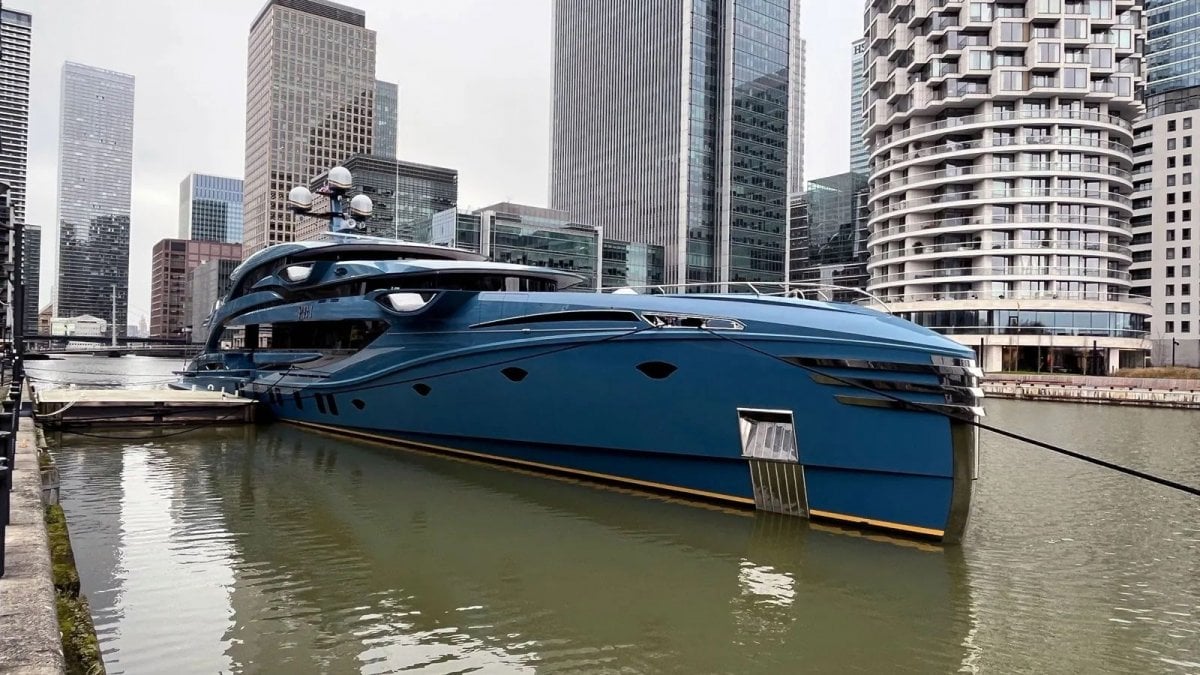 First Russian yacht seized in England #1