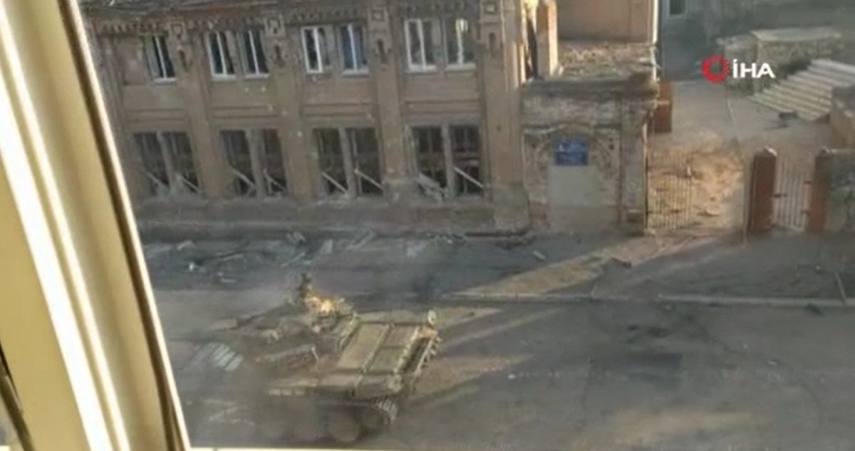 Mariupol’de bir Rus tankı el tipi tanksavar ile vuruldu #3