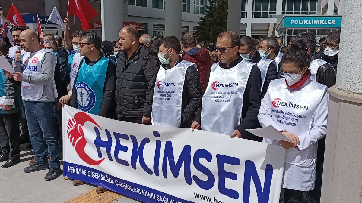 Kırşehir de hastanede darbedilen sağlıkçılar için toplandılar #1