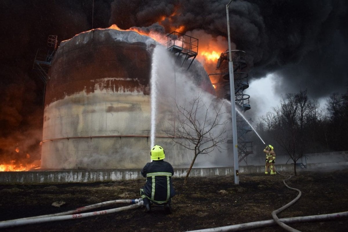The fire in the fuel tank hit by Russian rockets in Ukraine cannot be extinguished for 3 days #3