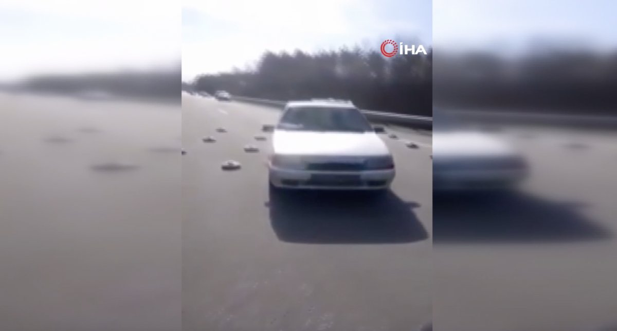 Ukrayna’da sivil araçlar yola döşenen mayınların üzerinden geçti #1
