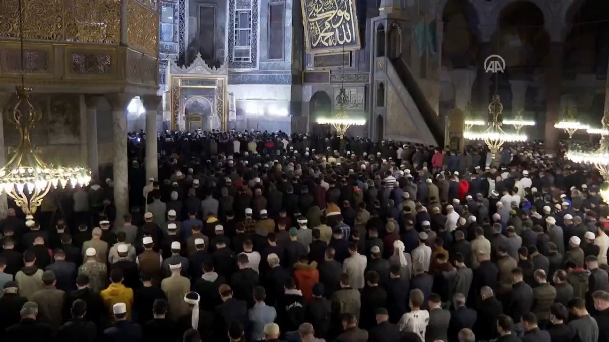 Ayasofya Camii nde 88 yıl sonra teravih namazı heyecanı  #3