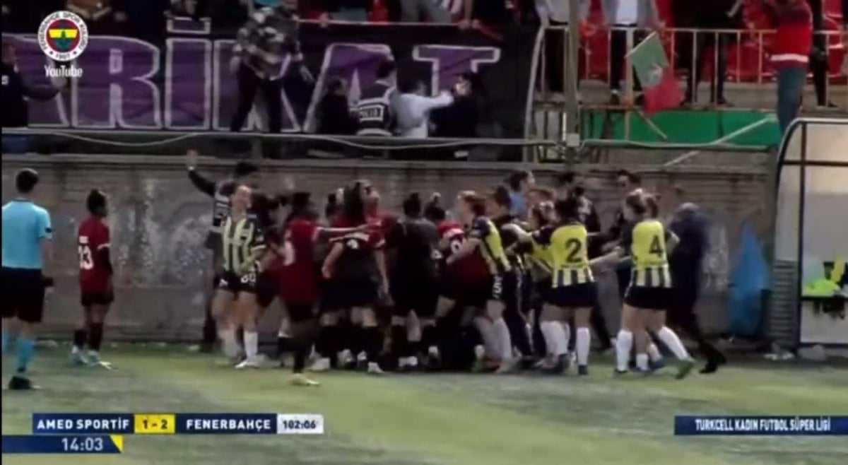 Amed Sportif - Fenerbahçe kadın futbol maçında kavga #1