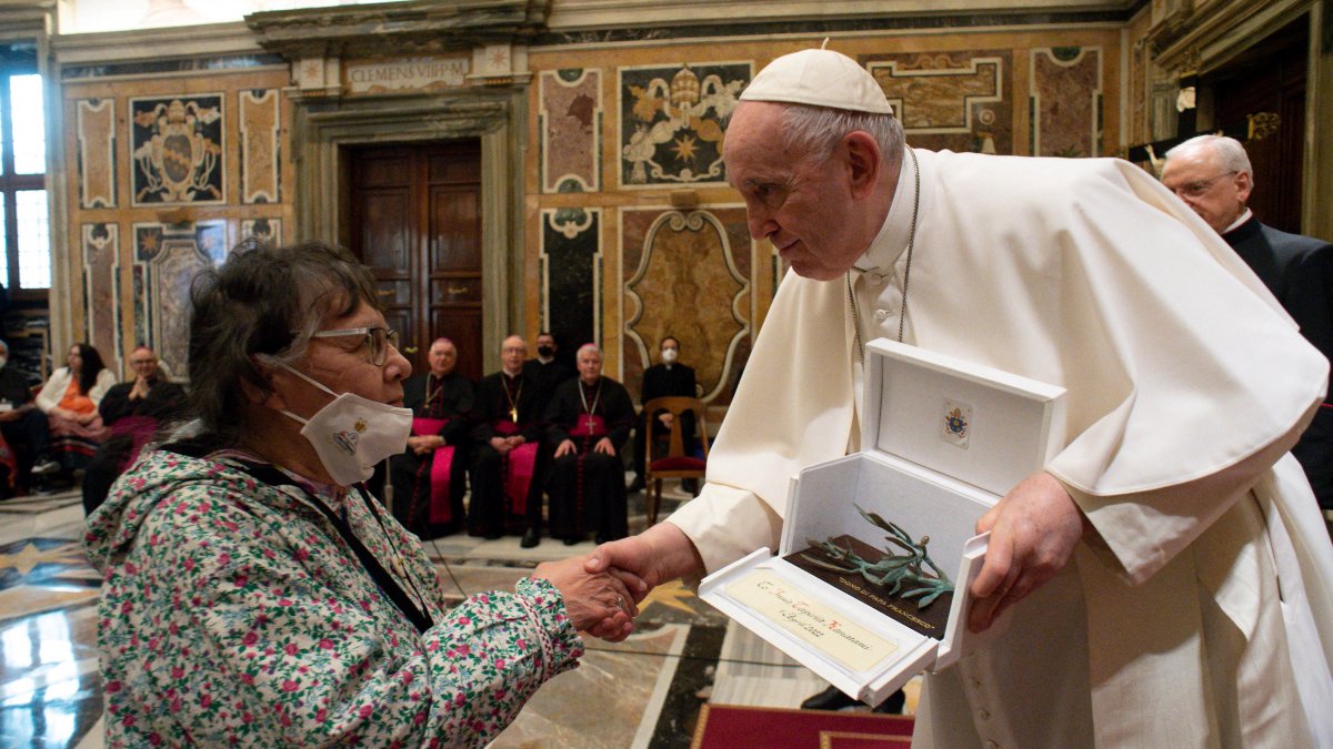 Pope Francis apologizes to Canadian natives