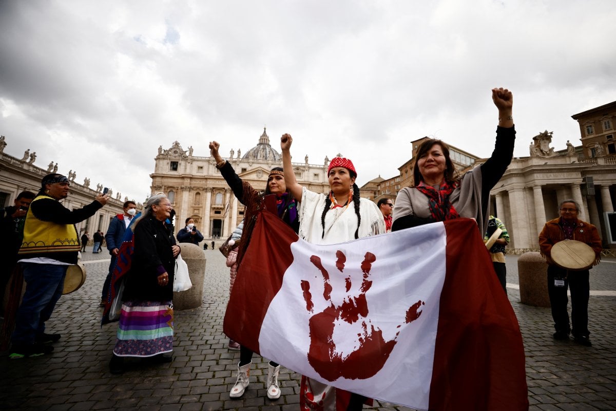 Pope Francis apologizes to Canadian natives #12