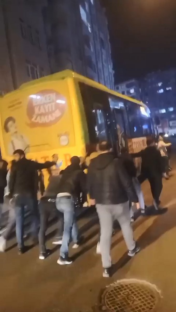 Diyarbakır’da yakıtı biten halk otobüsünü yolcular itti #2