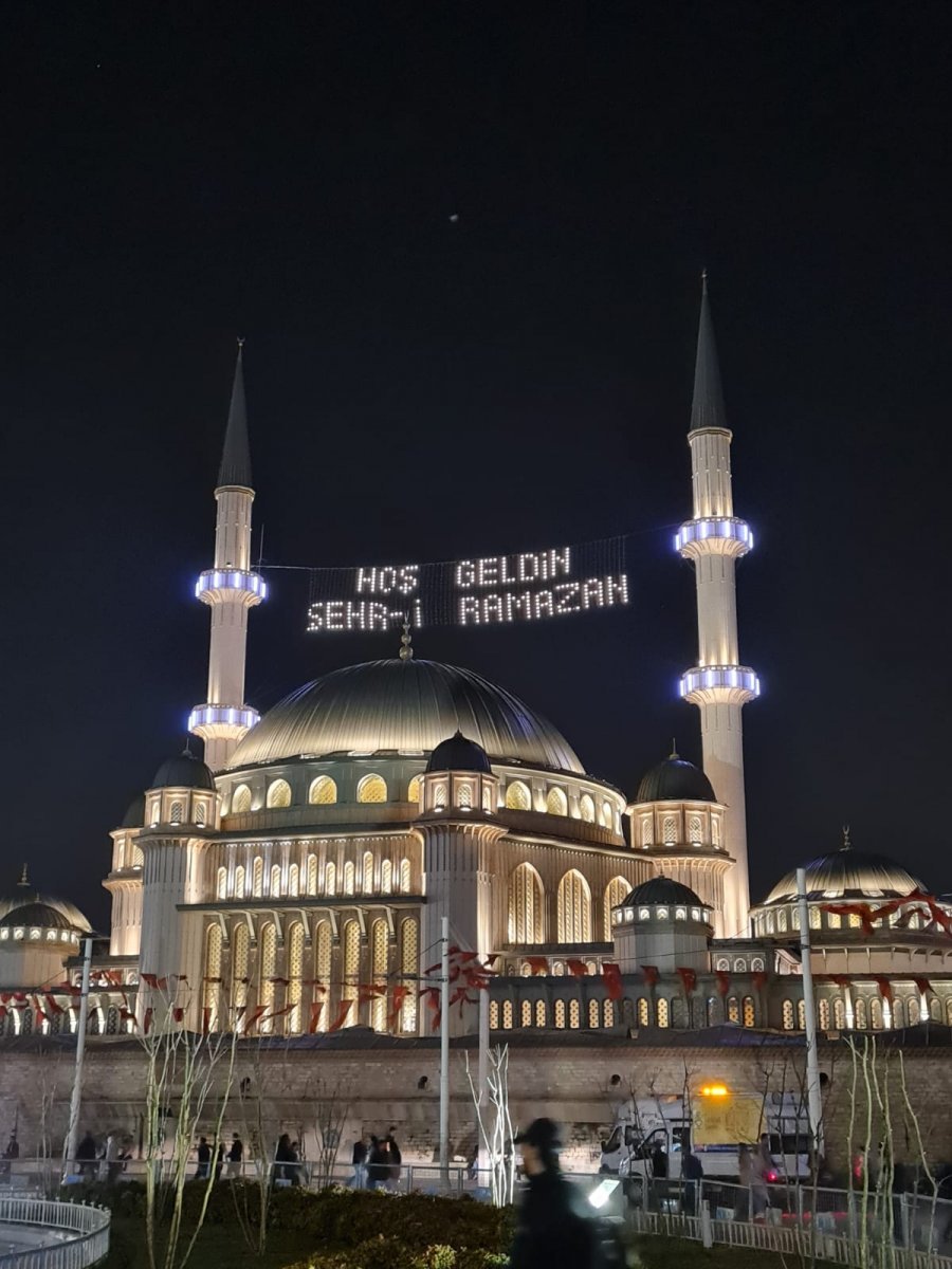 Taksim Camii nde ilk teravih namazı kılındı #13