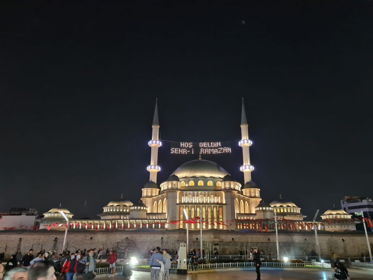 Taksim Camii nde ilk teravih namazı kılındı #10