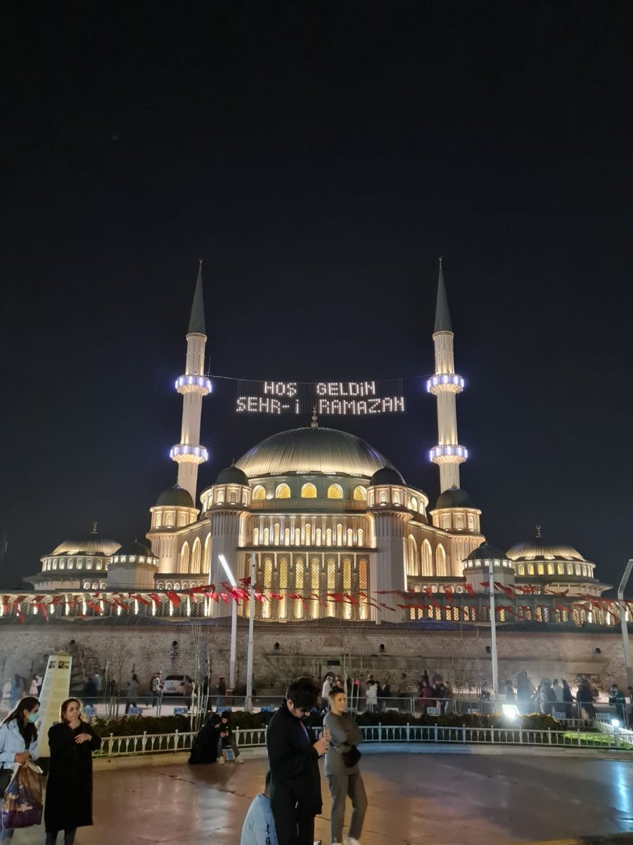 Taksim Camii nde ilk teravih namazı kılındı #12