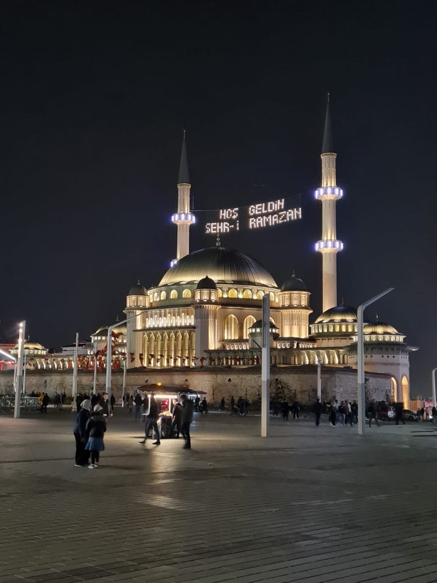Taksim Camii nde ilk teravih namazı kılındı #11