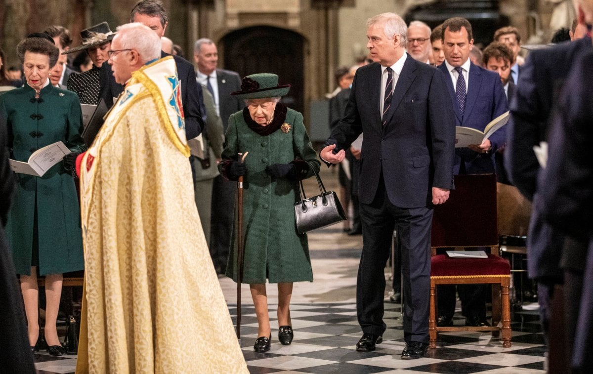 Queen Elizabeth's image with Prince Andrew confused England #2