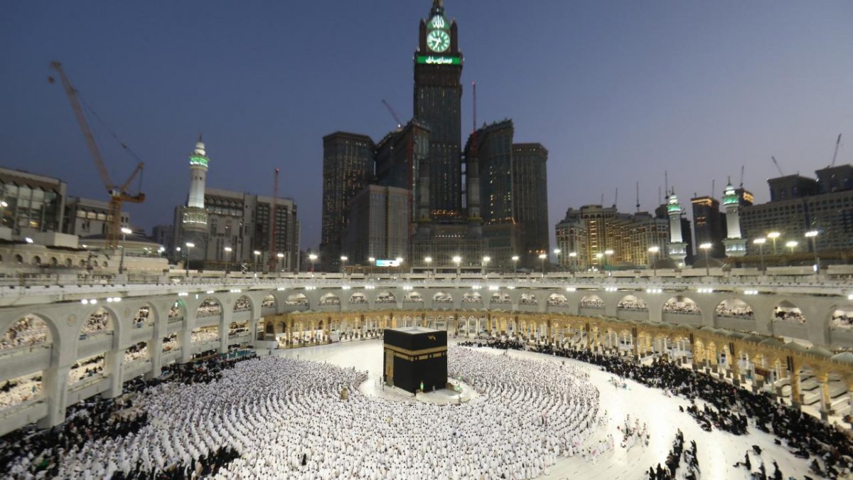 Muslims gathered at the iftar tables in the Kaaba-i Sharif and Masjid an-Nabawi #1