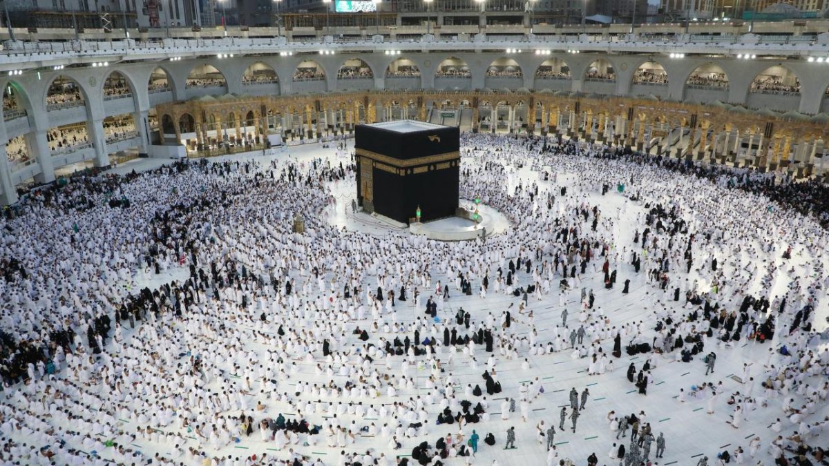 Muslims met at the iftar tables in the Kaaba and Masjid an-Nabawi #2