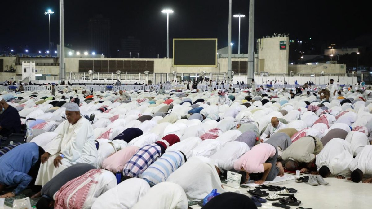 Muslims met at the iftar tables in the Kaaba and Masjid an-Nabawi #3