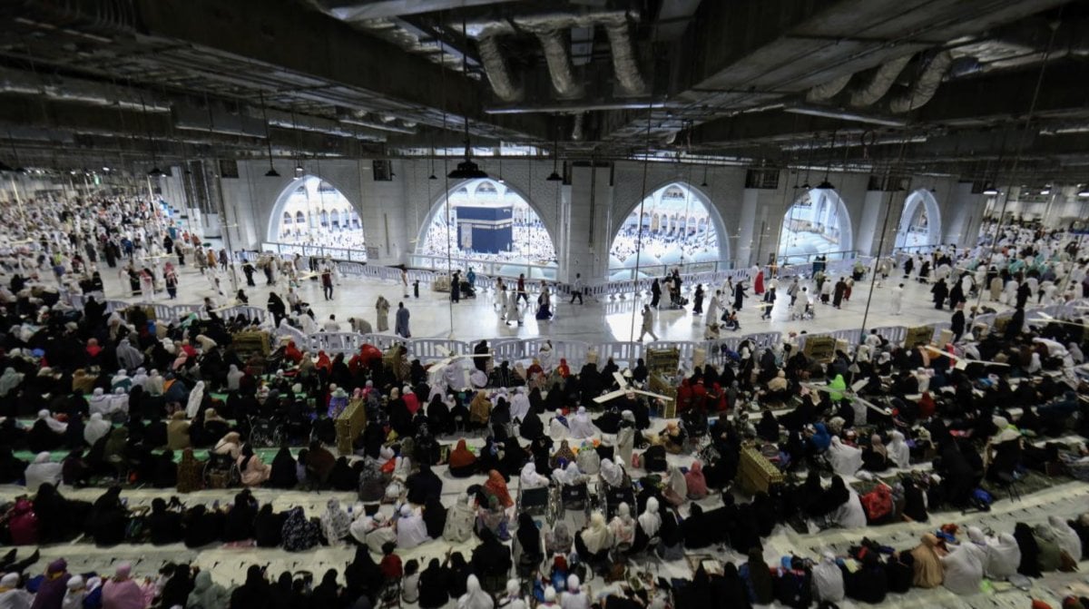 Muslims met at the iftar tables in the Kaaba and Masjid an-Nabawi #5