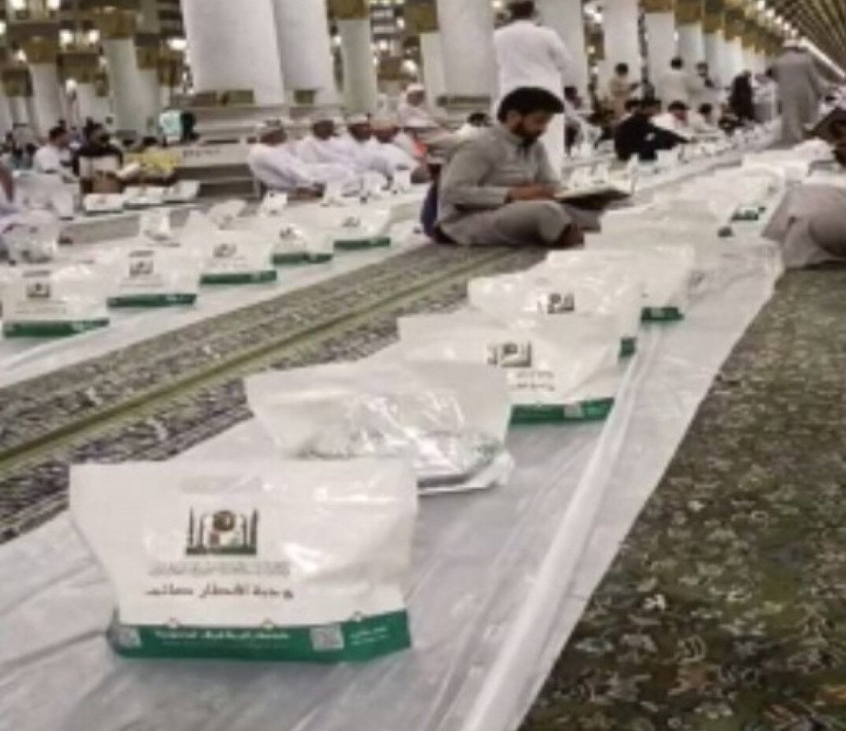 Muslims had iftar at the Kaaba and Masjid an-Nabawi #2