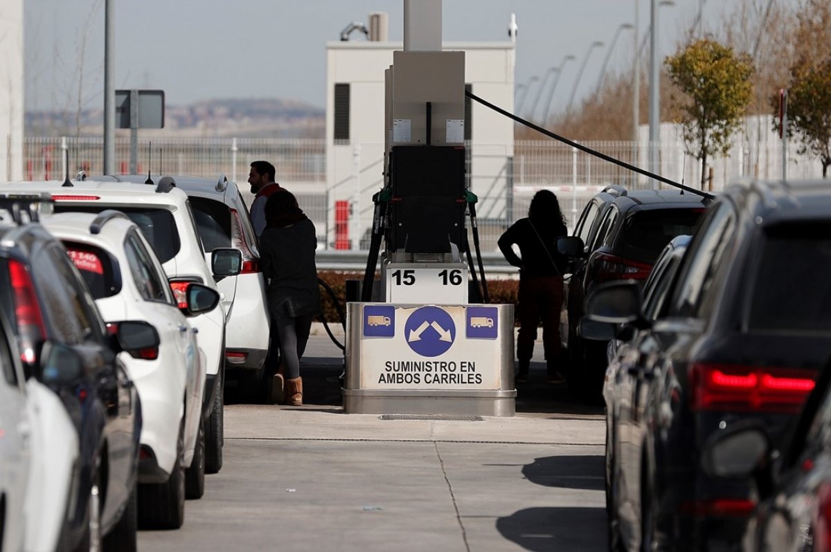 Cheaper fuel prices in Spain filled the stations #3