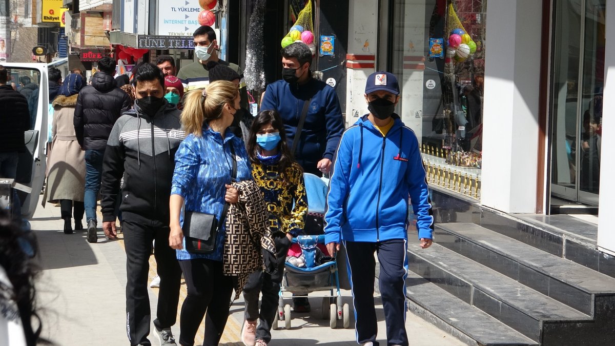 60 bin İranlı turist, Van’da esnafın yüzünü güldürdü #3