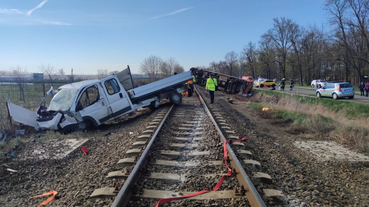 Train and minibus collided in Hungary: 5 dead #3