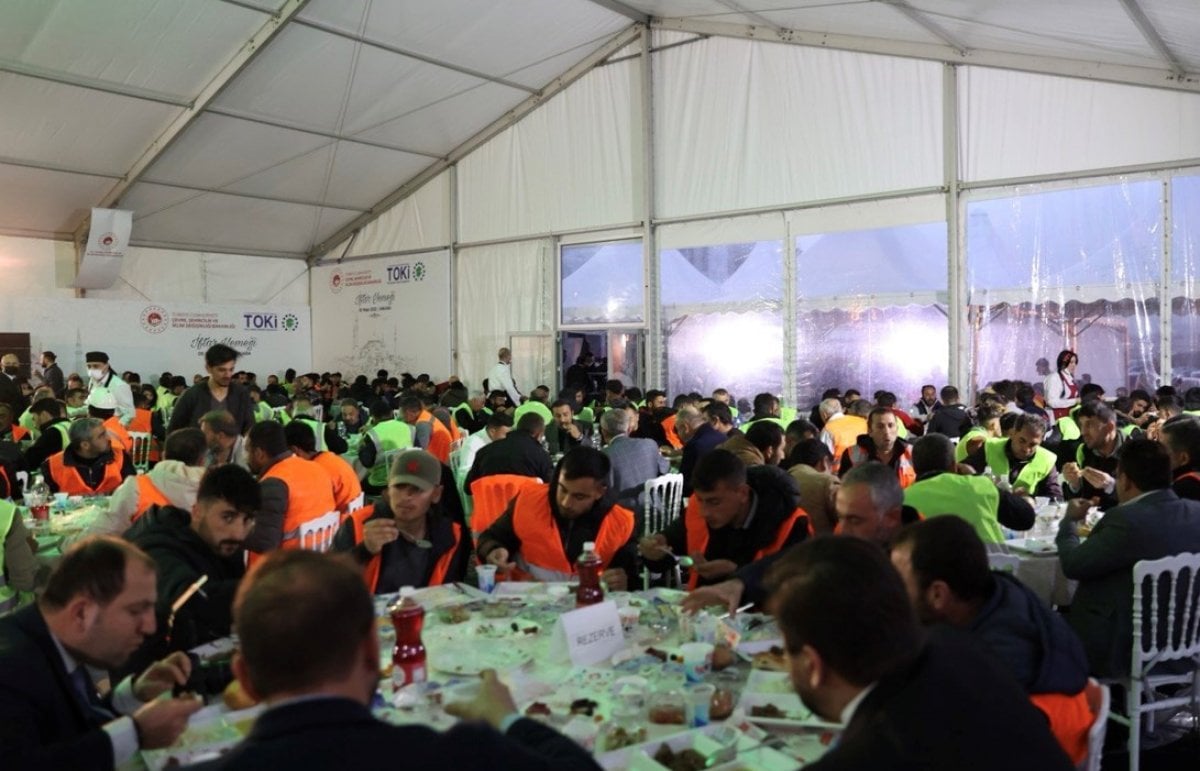 Murat Kurum, TOKİ şantiyesi çalışanlarıyla iftar yaptı #7