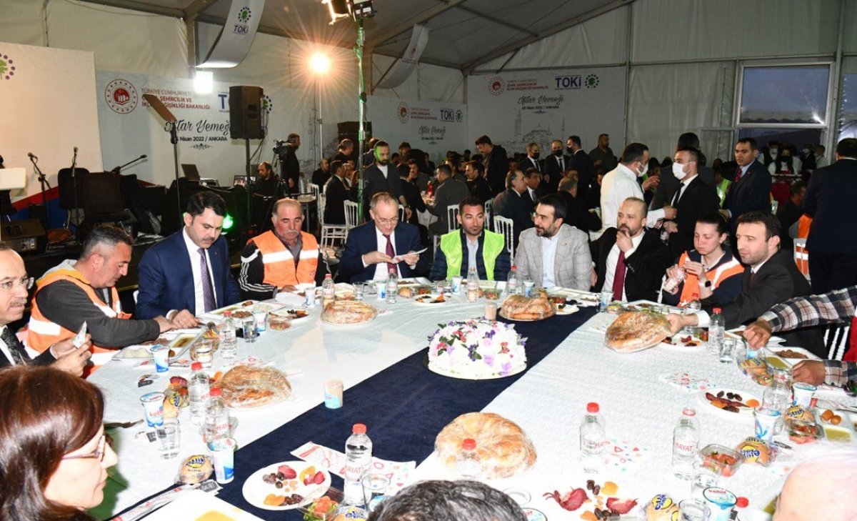 Murat Kurum, TOKİ şantiyesi çalışanlarıyla iftar yaptı #8