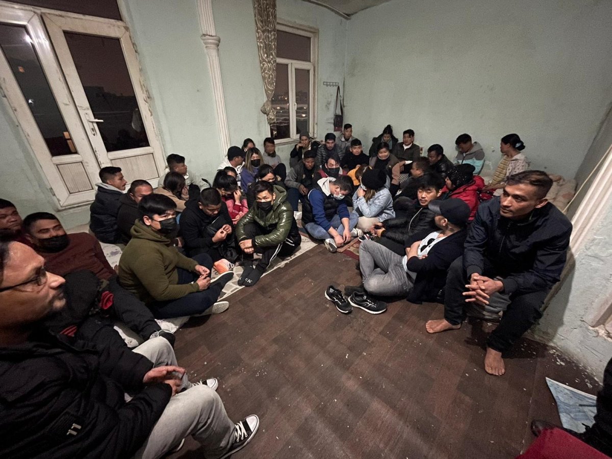 Beyoğlu nda 37 göçmen, bavullarıyla yakalandı #1
