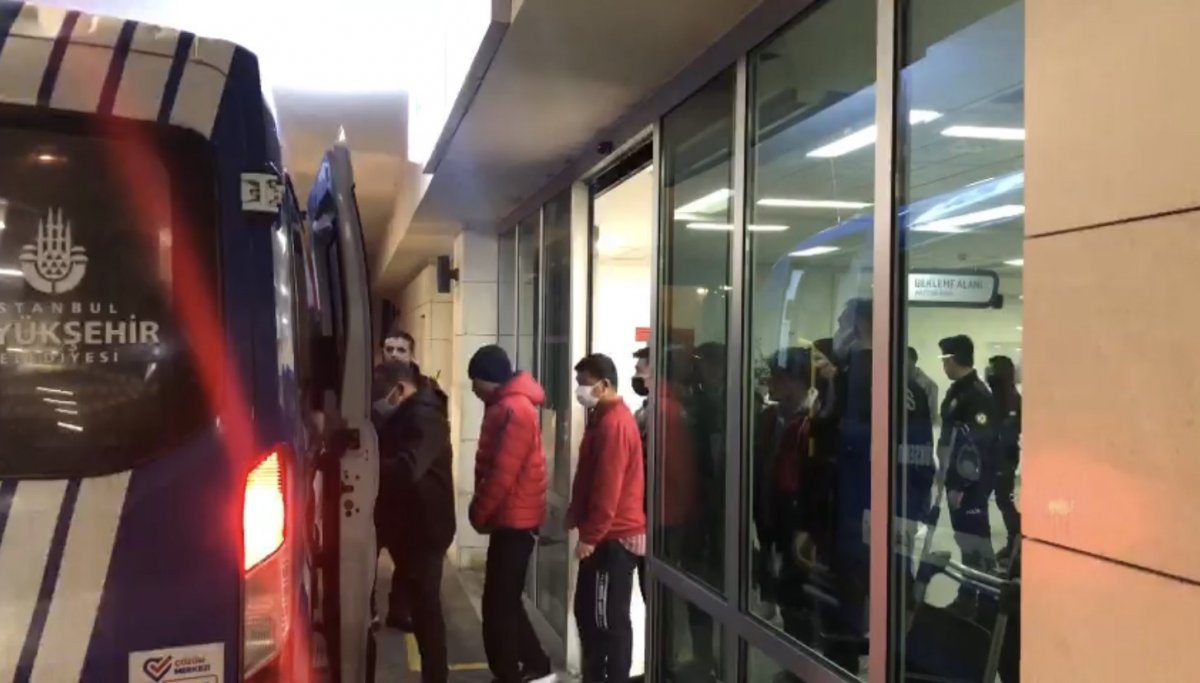 Beyoğlu nda 37 göçmen, bavullarıyla yakalandı #4