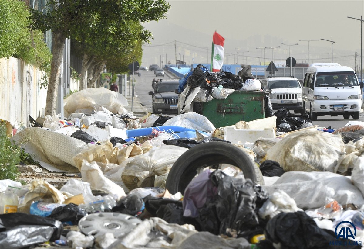 Beyrut sokaklarında çöp yığınları #5