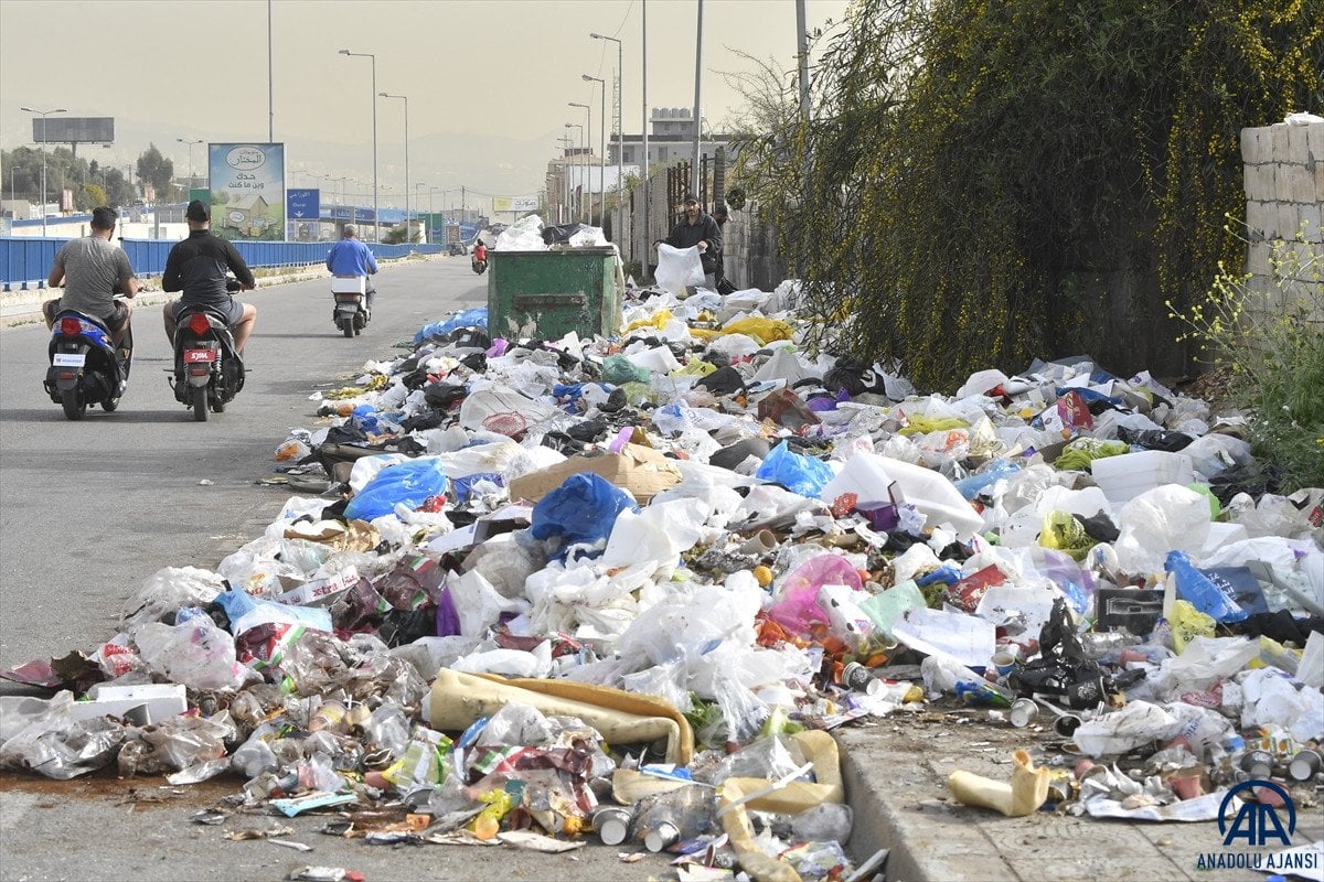 Beyrut sokaklarında çöp yığınları #2