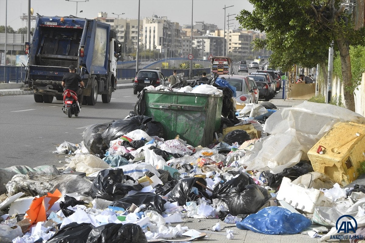 Beyrut sokaklarında çöp yığınları #1