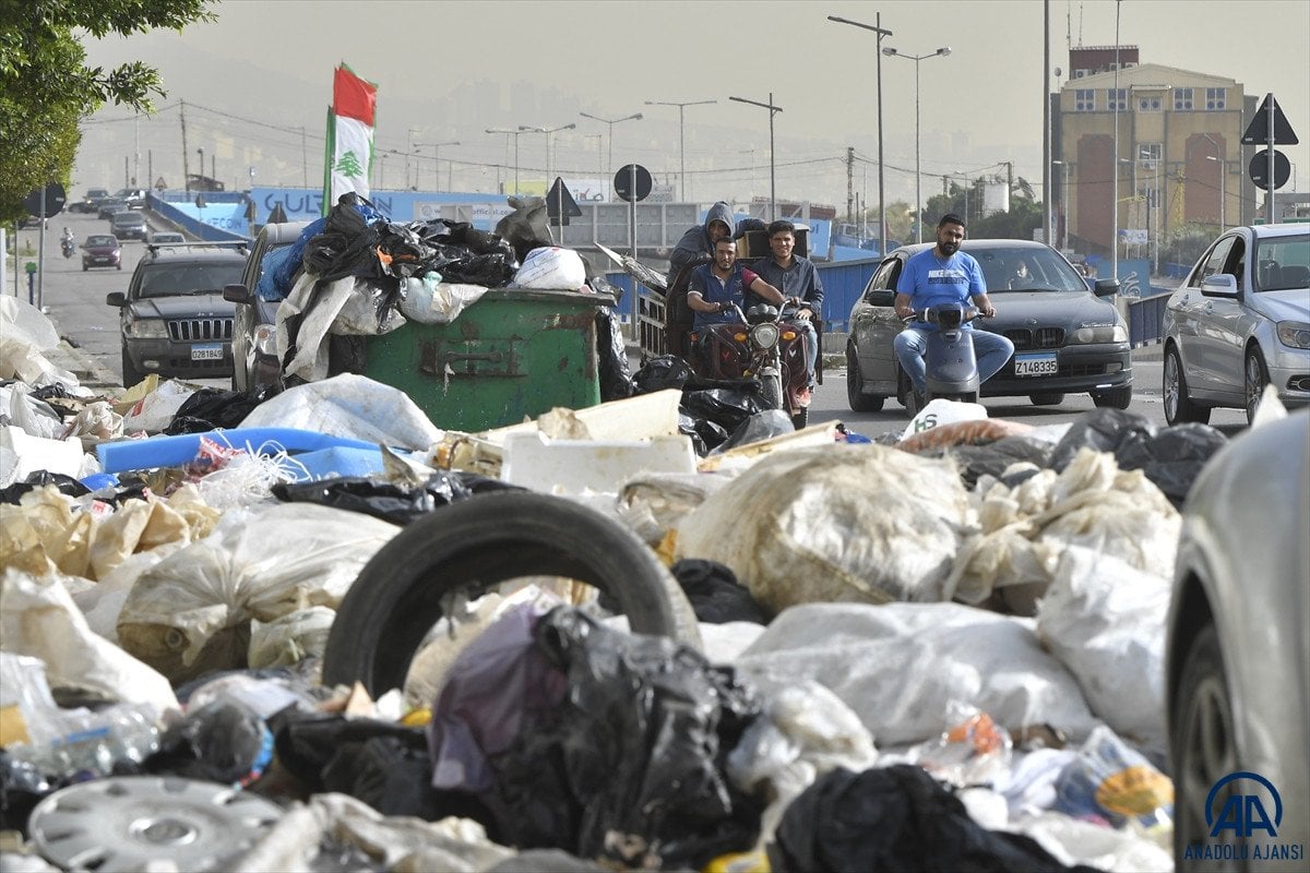 Beyrut sokaklarında çöp yığınları #3